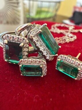 Genuine Green Emeralds Jewelry Set(ring, earrings and pendant) in silver